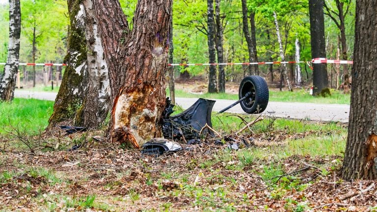 De auto reed tegen een boom. (Foto: Dave Hendriks / SQ Vision)