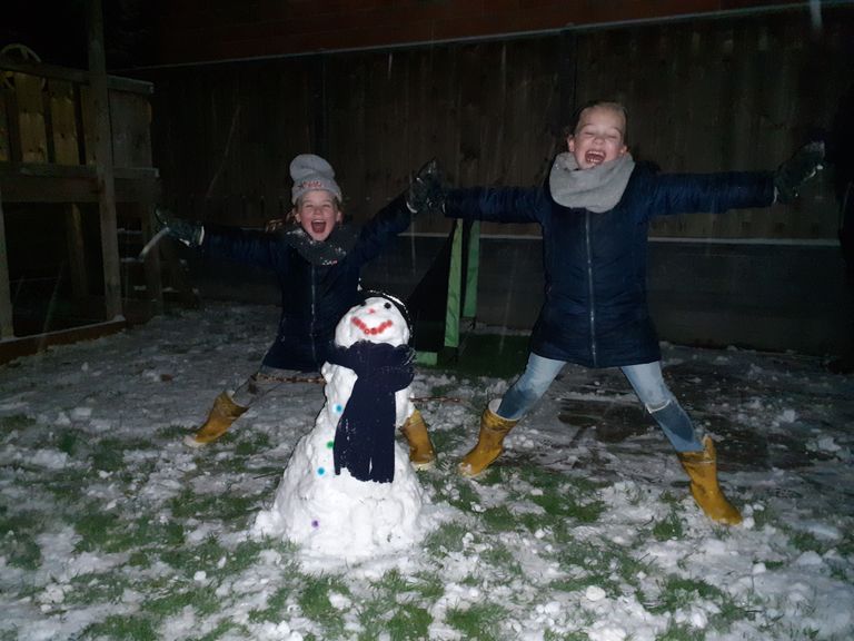 Nikki en Maud Goorden uit Schijf genieten met volle teugen (foto: Birgit Koevoets).