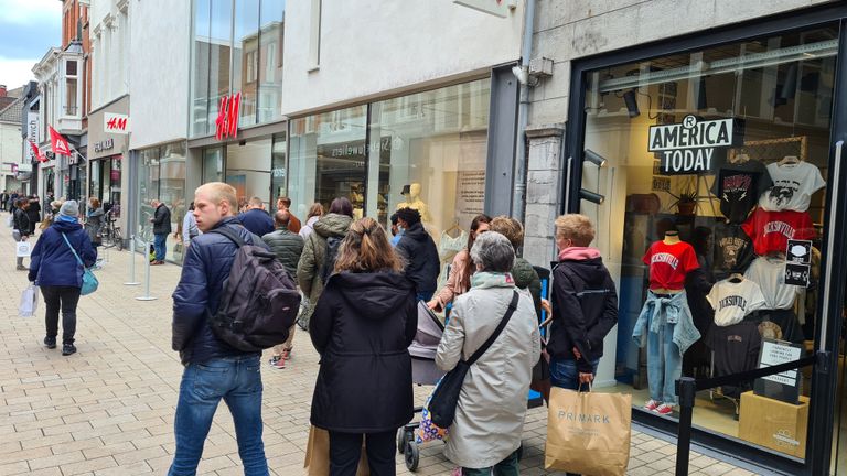 De rij bij de H&M staat in de winkelstraat (foto: Noël van Hooft)