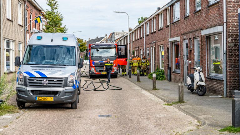 De politie krijgt bij haar actie ook hulp van de brandweer (foto: Jack Brekelmans/SQ Vision Mediaprodukties).