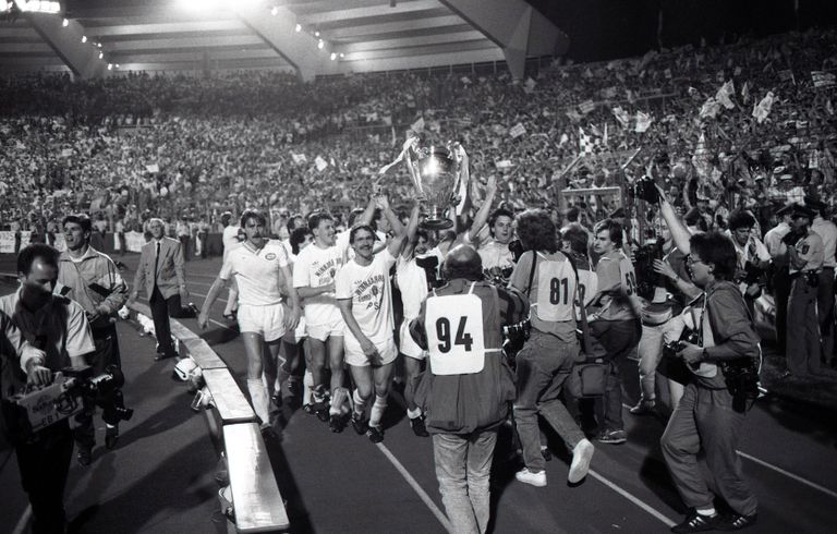 De PSV-spelers lopen een ereronde door het stadion met de gewonnen Europa Cup 1 (Foto: ANP)