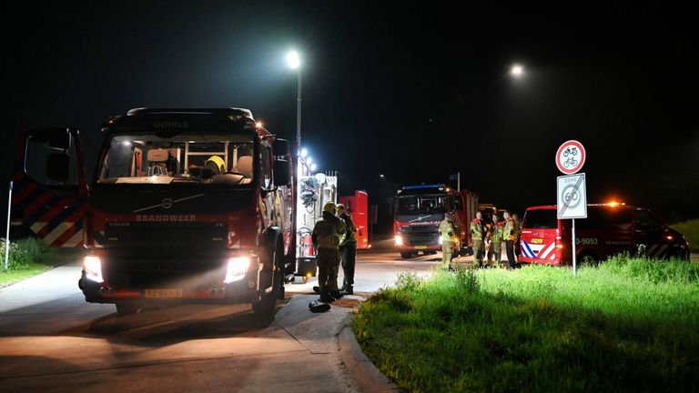 Diverse hulpdiensten werden ingezet na de vondst van de auto bij de sloot bij Goirle (foto: Toby de Kort/SQ Vision).