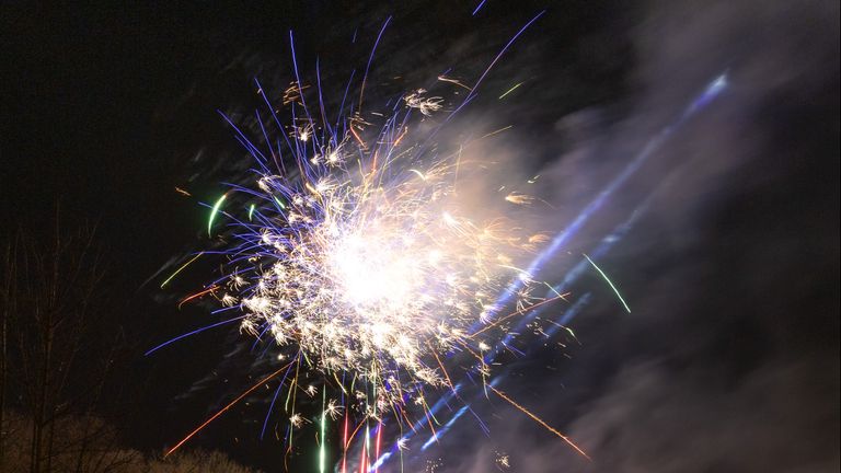 Vuurwerk boven de Piushaven in Tilburg (foto: Harold Spierenburg).