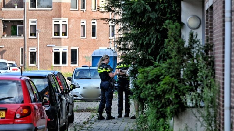 De politie onderzoekt een ruzie bij een huis in Tilburg (Foto: SQ Vision).