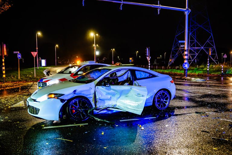 Beide auto's raakten bij de botsing zwaar beschadigd (foto: Jack Brekelmans/SQ Vision).