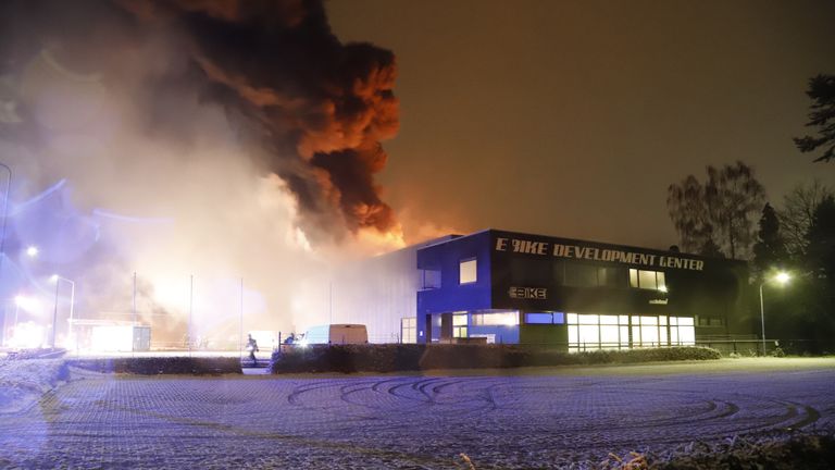 Het vuur zou in de hal van het bedrijf in Cuijk ontstaan zijn (foto: SK-Media).