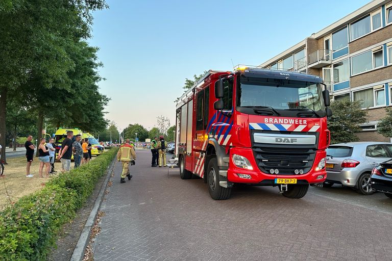 De brand in Best trok het nodige bekijks in de buurt (foto: Sander van Gils/SQ Vision).