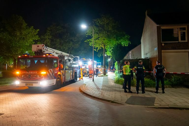 Meerdere hulpdiensten kwamen naar de Van Limburg Stirumstraat in Oss na de explosies (foto: Gabor Heeres/SQ Vision).