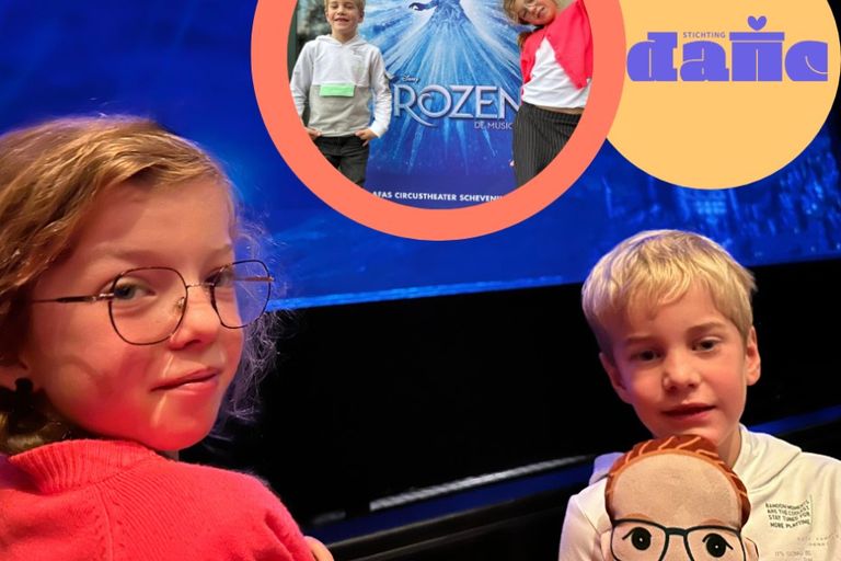 Twee kinderen mochten naar de musical Frozen. 