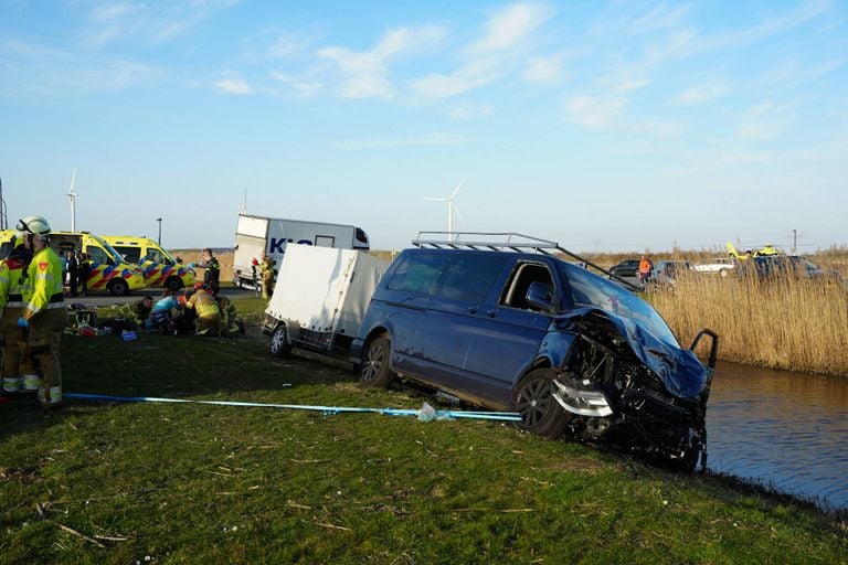 Twee mensen gewond na botsing: visser verleend eerste hulp (foto: Erik Haverhals/Persbureau Heitink).