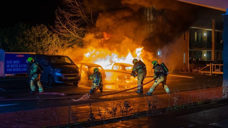 De brandweer bluste de brandende auto's in Drunen (foto: Iwan van Dun/SQ Vision).