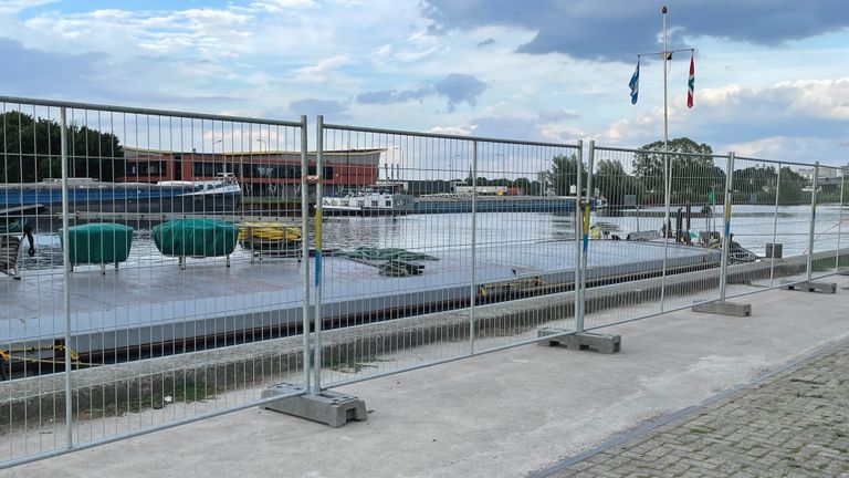 Het binnenvaartschip is afgezet met hekken (Foto: Jan Waalen).