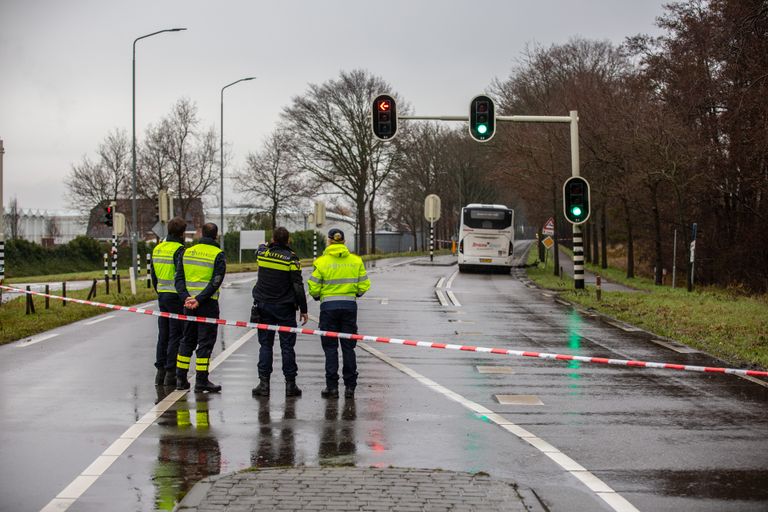 De politie onderzoekt het ongeluk (foto: Christian Traets/SQ Vision Mediaprodukties).