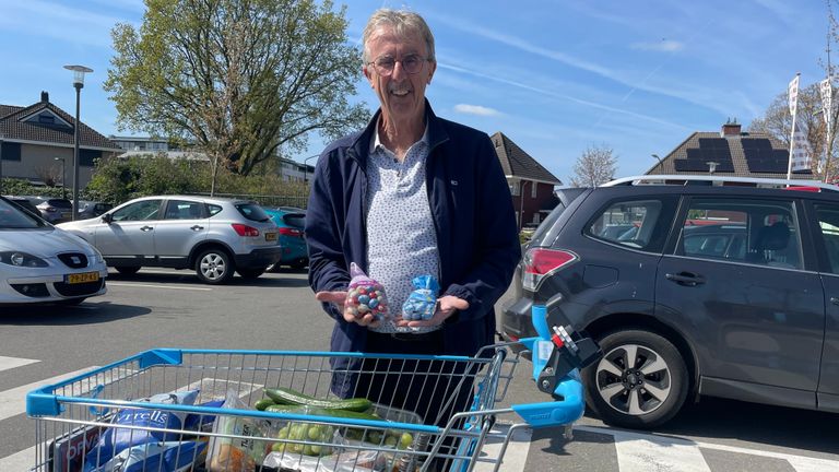 Bert Evers met zijn net gekochte paaseitjes (foto: Imke van de Laar) 