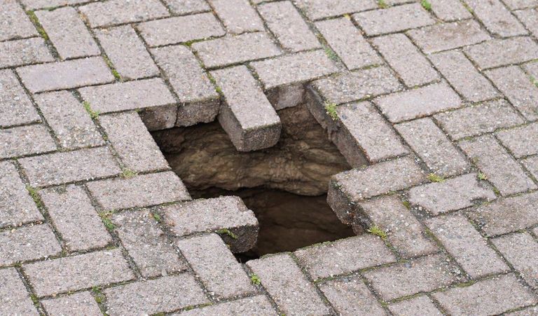 Sinkhole in de Tilburgstraat in Helvoirt (Foto: Bart Meesters/SQ Vision)