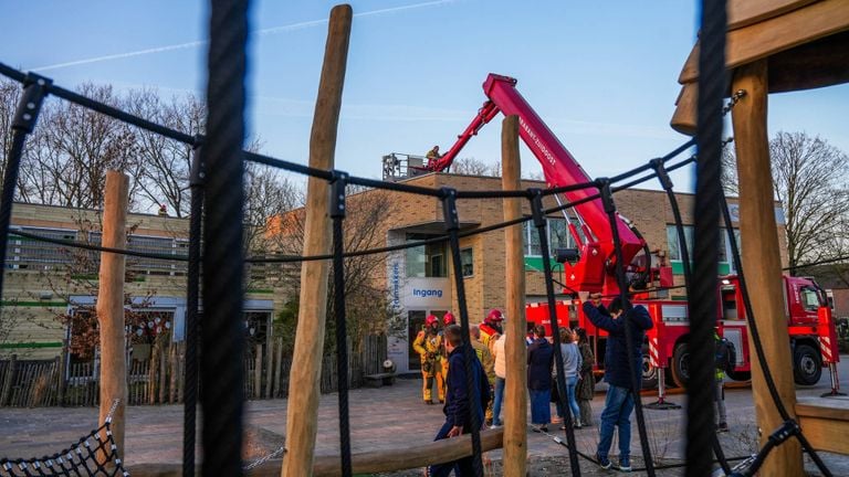 Terwijl kinderen die vrij waren, toekeken, deed de brandweer haar werk (foto: Dave Hendriks/Persbureau Heitink).