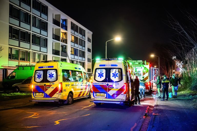 Twee bewoners kregen het benauwd vanwege de rook en zijn door ambulancepersoneel behandeld (foto: Jack Brekelmans/SQ Vision).