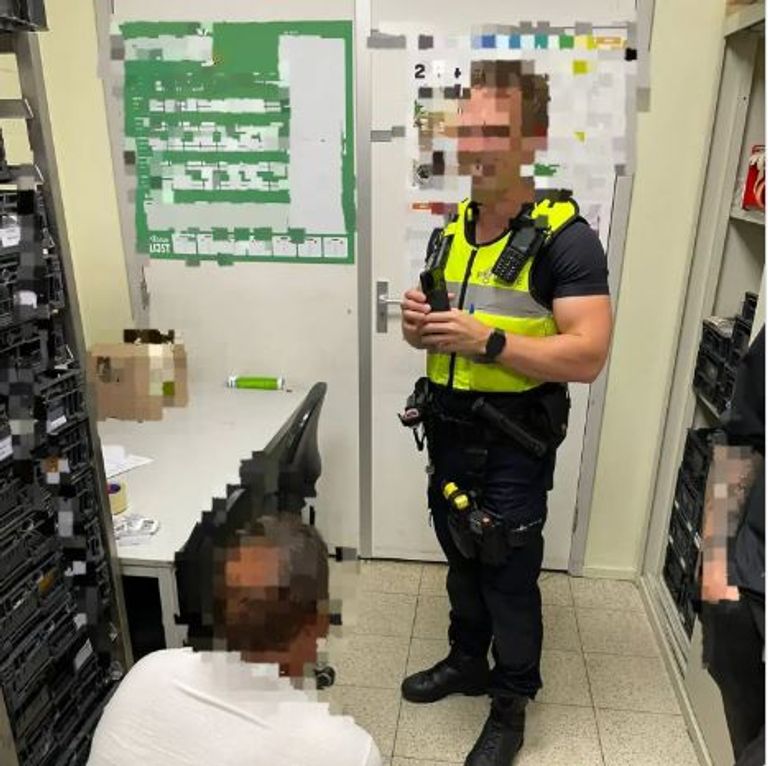  De agent heeft een vriendin thuis zitten, dus zijn collega's begrijpen heel goed dat hij niet herkenbaar in beeld wilde (foto: Instagram politie Someren).