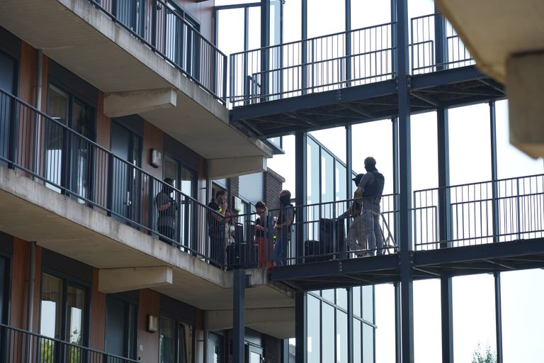 Agenten op de Stationsstraat in Rijen (foto: SQ Vision).