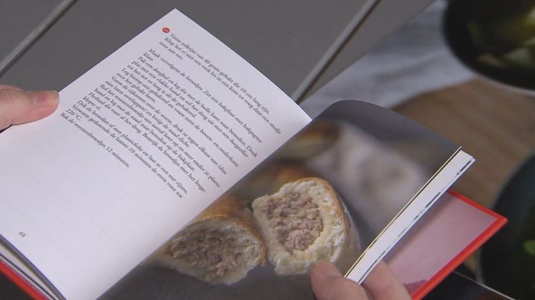 In het kookboek kunnen worstenbroodjes niet ontbreken (foto: Omroep Brabant).