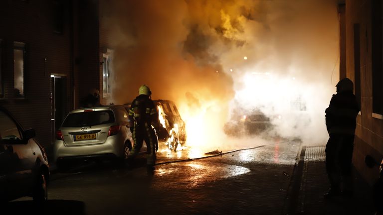 Eén van de branden waarvoor een man in Grave vastzit: een auto die in lichterlaaie staat aan de Achter de Marstal (archieffoto: SK-Media).