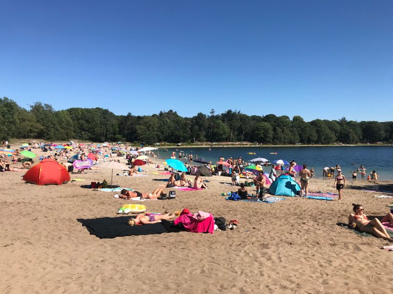 Op het strand bij de Galderse Meren werd vrijdagochtend goed afstand gehouden (foto: Ilse Schoenmakers)