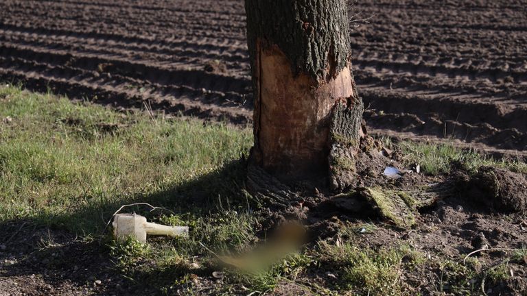 De automobilist raakte meerdere bomen langs de zandweg in Wilbertoord (foto: Marco van den Broek/SQ Vision).