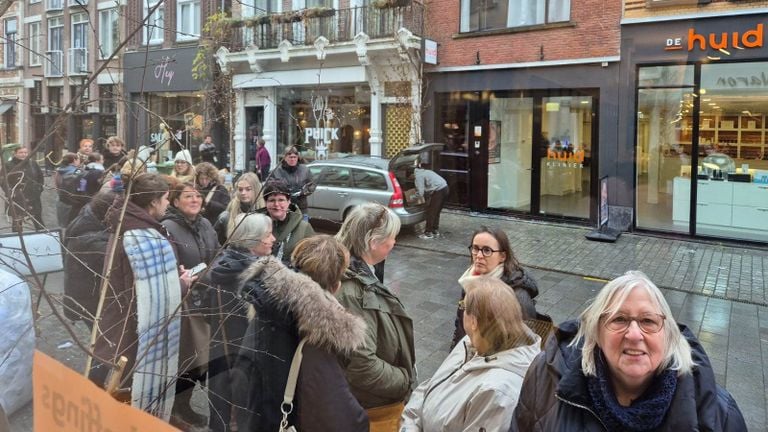 Er staan donderdag lange rijen voor de opheffingsuitverkoop bij de lingeriewinkel (foto: Noël van Hooft).