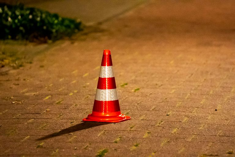 Pylonen werden neergezet op de plekken waar patronen werden gevonden (foto: Gabor Heeres/SQ Vision). 