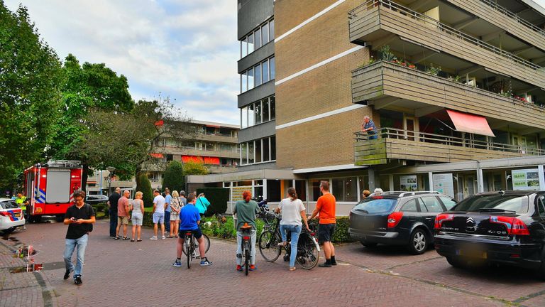 De inzet van de brandweer in het flatgebouw trok veel bekijks (foto: Rico Vogels/SQ Vision).