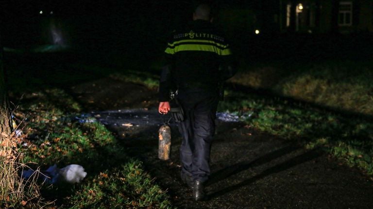 In de auto in Gemert werden meerdere cilinders gevonden, waarin vermoedelijk lachgas zat (foto: Harrie Grijseels/SQ Vision).