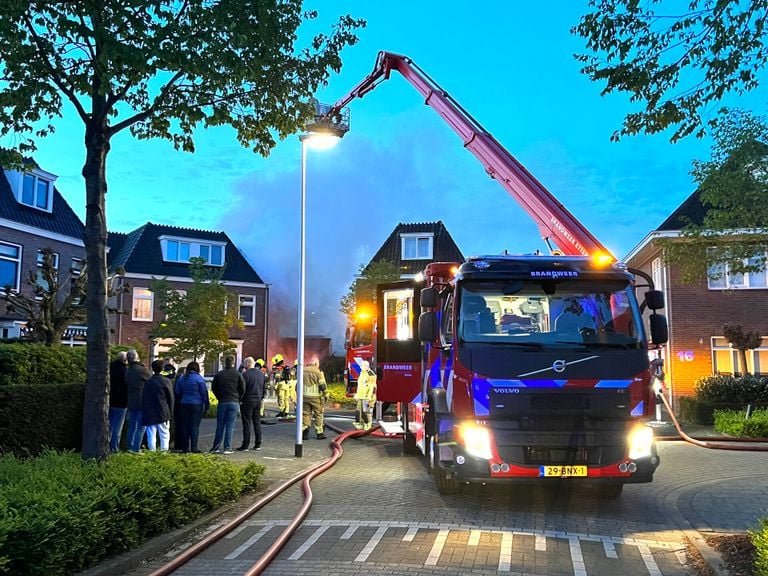 De brand aan de Herbergiestraat in Etten-Leur trekt veel bekijks (foto: Perry Roovers/SQ Vision).