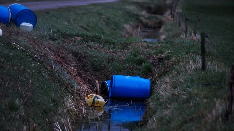 Een aantal vaten in de sloot aan de Bus in Asten zou lekken (foto: Pim Verkoelen/SQ Vision).