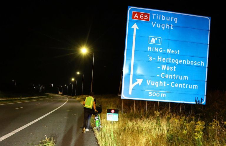 De fietser veroorzaakte een gevaarlijke situatie op de A2 (foto: Bart Meesters).