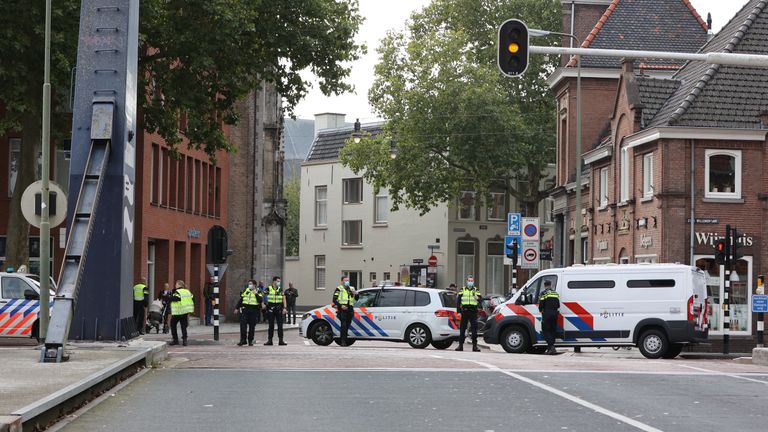 De ME zorgt dat de demonstranten niet de stad in kunnen (foto: Bart Meesters SQ Vision)