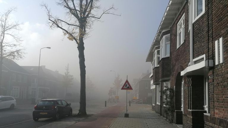 Rook op de Zeelsterstraat vrijdagmiddag. (Foto: Ista van Galen)