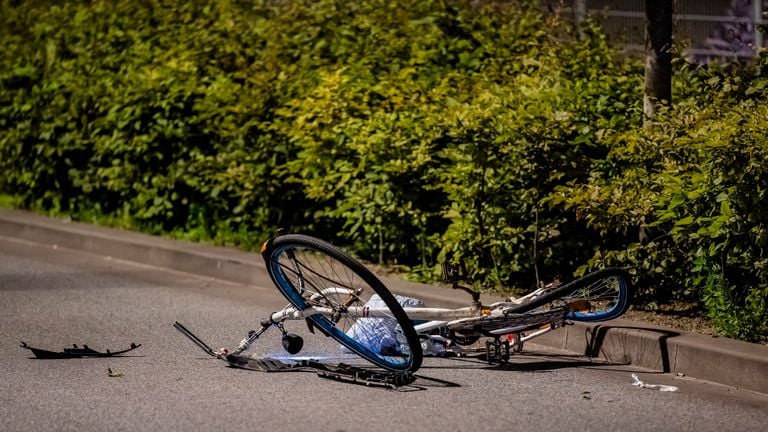 De man zou zijn geraakt toen hij de weg wilde oversteken (foto: Jack Brekelmans - SQ Vision). 