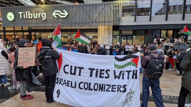 Honderden mensen hebben zich verzameld in Tilburg voor een pro-Palestina demonstratie (foto: Noël van Hooft)