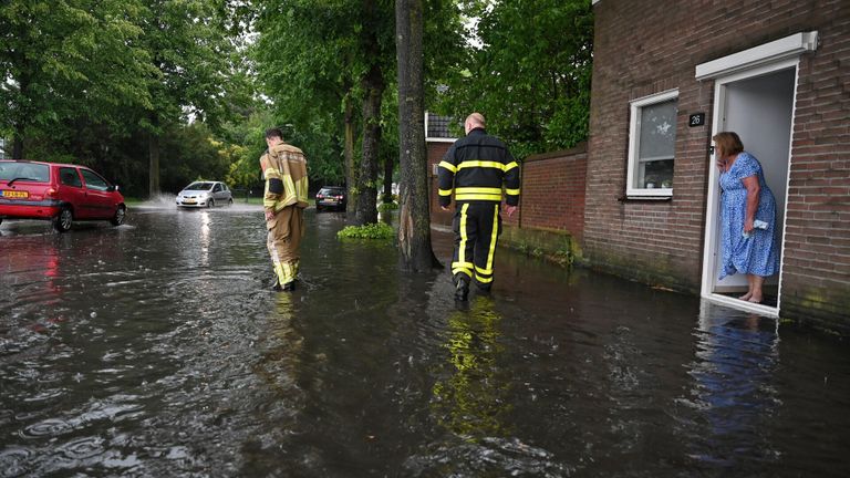 Hulpdiensten proberen het water zo sel mogelijk weg te krijgen (foto: Toby de Kort)