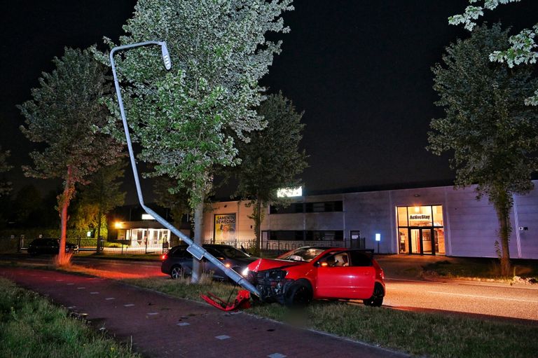 De bestuurder van de auto ging er na de crash vandoor (foto: Toby de Kort/SQ Vision).