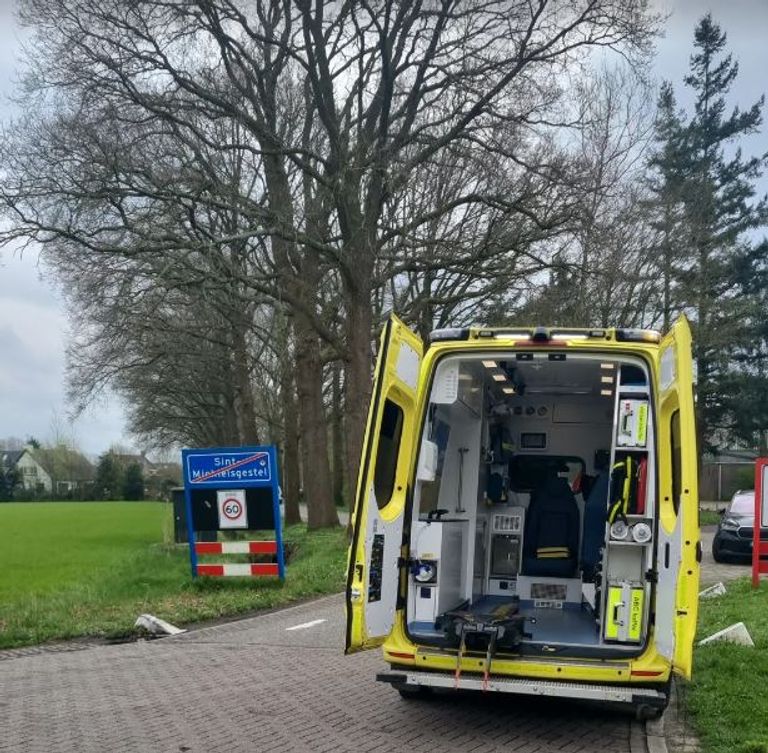 De fietser is na de aanrijding in Sint-Michielsgestel nagekeken door ambulancepersoneel (foto: Instagram politie Boxtel-Vught-Gestel).