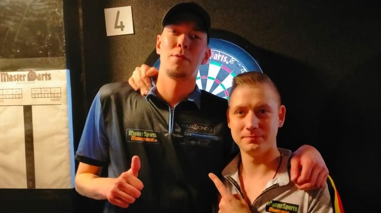 Jimmy van Schie (links) met de Belgische darter Kenny Neyens.