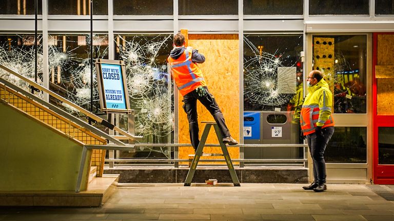 Herstelwerkzaamheden bij het station van Eindhoven na de rellen van zondag (foto: Sem van Rijssel/SQ Vision).