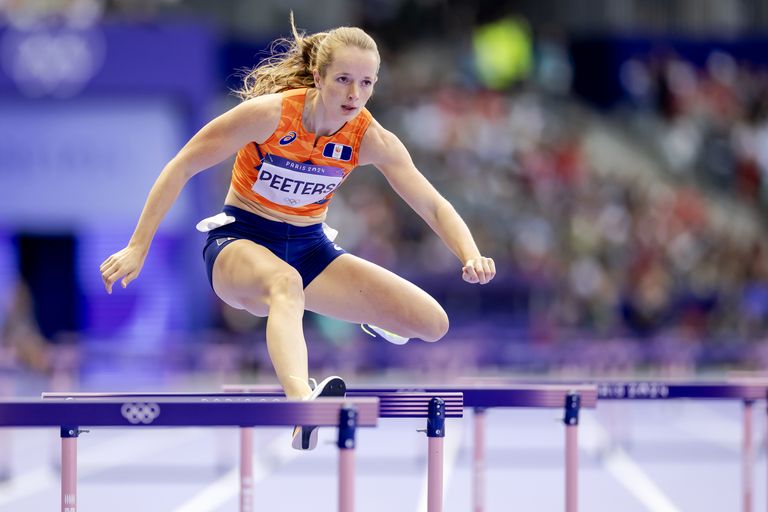 Cathelijn Peeters in actie tijdens de series van de 400 meter horden (foto: ANP 2024/Robin van Lonkhuijsen).