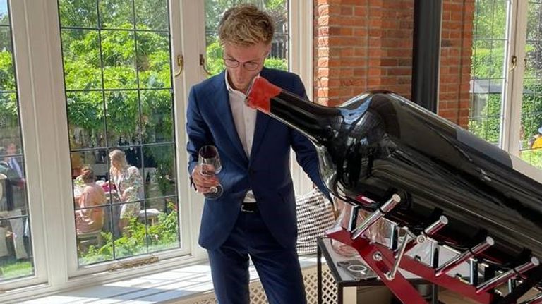 Maître-sommelier Leon Aben proeft (Foto: Kasteel Maurick).