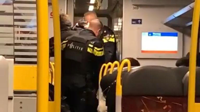 Agenten halen verdachte uit de trein