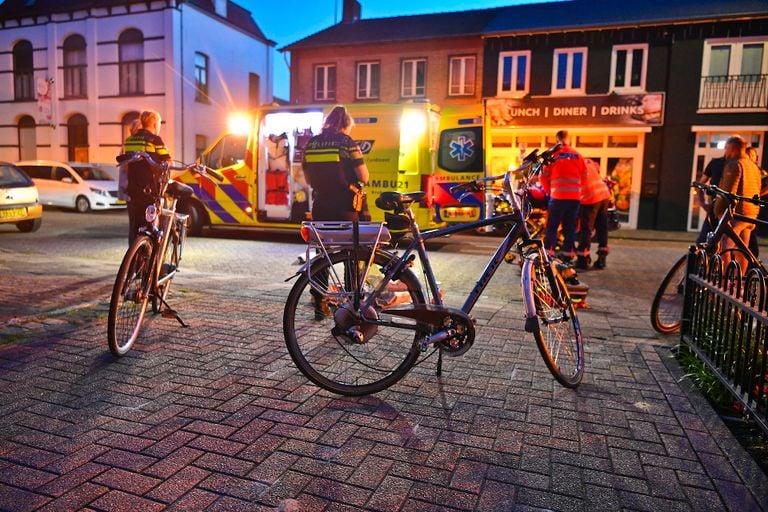 Het slachtoffer is na de botsing in Budel met spoed naar een ziekenhuis gebracht (foto: Rico Vogels/SQ Vision). 