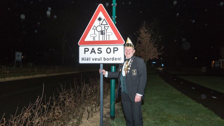 De onthulling van het bord (foto: CV de Huibuuke).