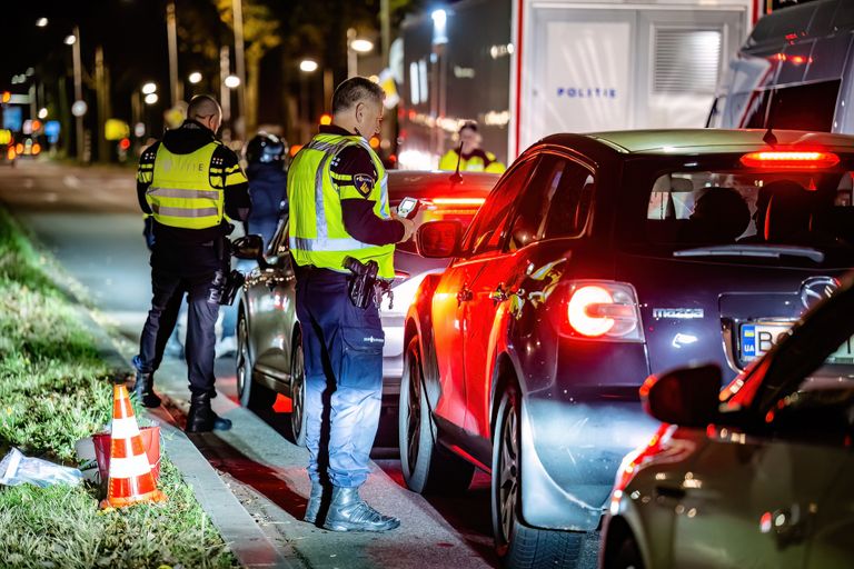 Vijfhonderd bestuurders werden gecontroleerd tijdens de alcoholcontrole aan de Rueckertbaan in Tilburg (foto: Jack Brekelmans/SQ Vision).