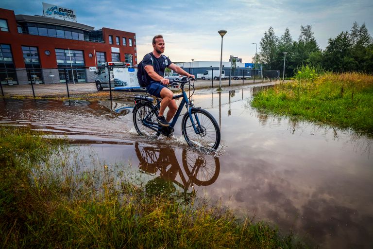 Ook in Eindhoven kwamen wegen onder water te staan (foto: SQ Vision).